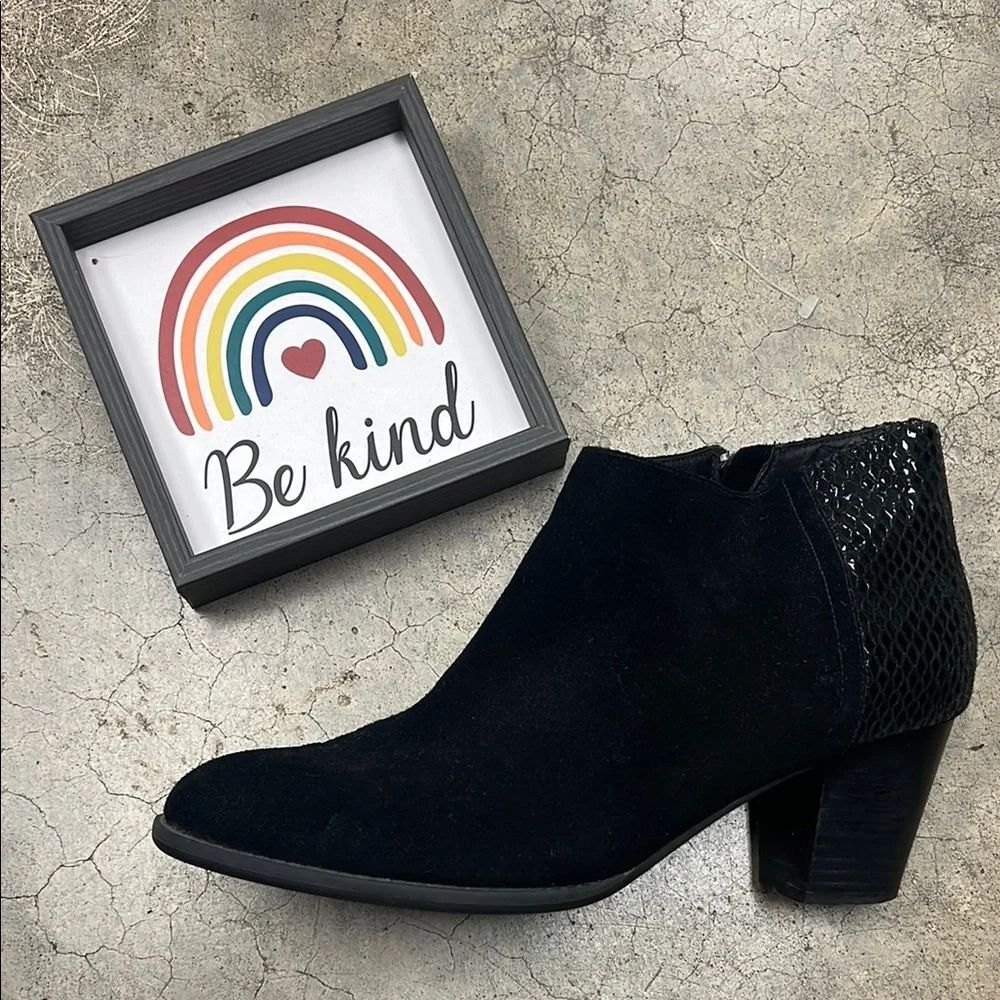 * Vionic Black Ankle Boots with Textured Finish and Pointed Toe